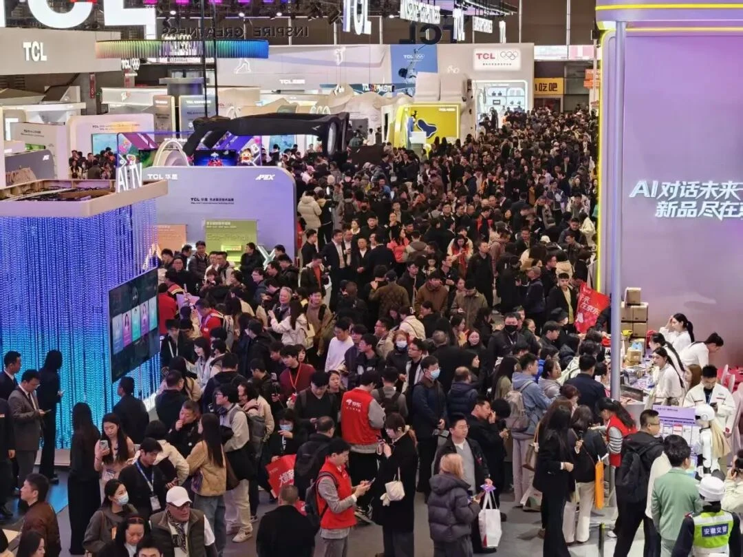 暴走两万步逛遍中国版CES：AI养龙虾、人形机器人火爆，追觅手机上手