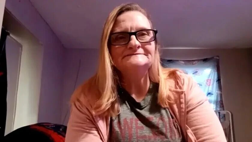 因AI“认错脸”，50岁的她坐了6个月牢：被当诈骗犯抓走，回来后房子、车子和狗全没了