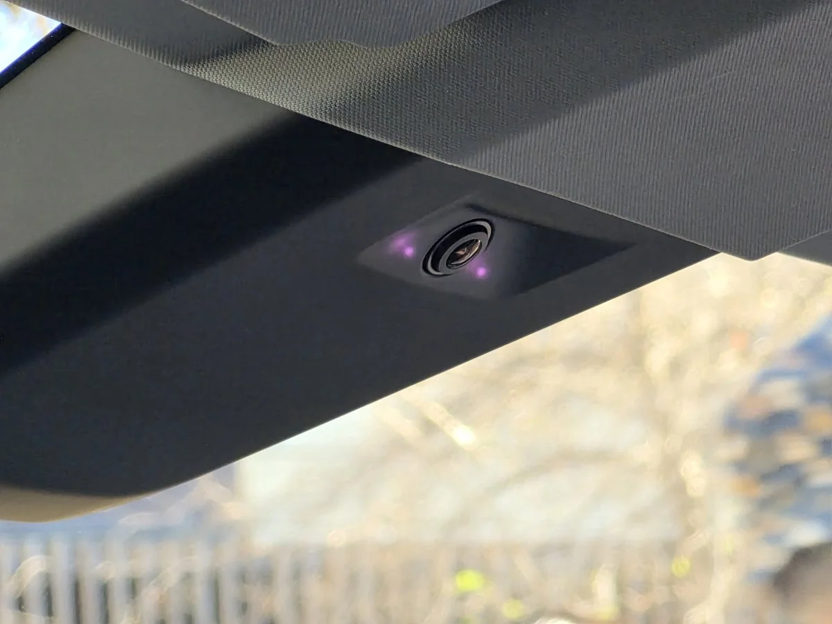 特斯拉无人驾驶出租车 Cybercab 量产版车型曝光：升级摄像头、改用耐磨地垫