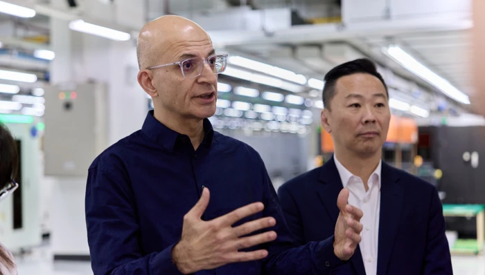 苹果COO再次来华，探访资深“果链”富士康和欣旺达