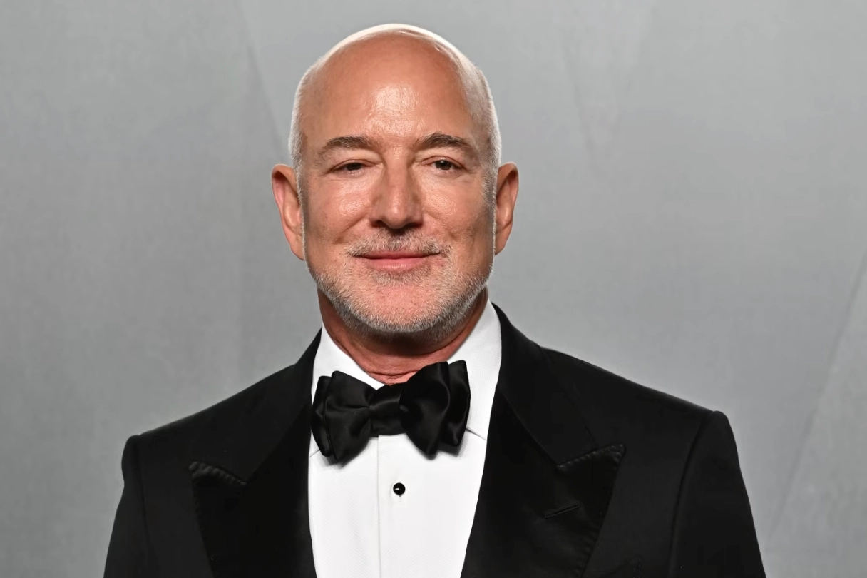 亚马逊创始人贝索斯豪赌 AI：奔走中东、新加坡募集 1000 亿美元，瞄准制造业