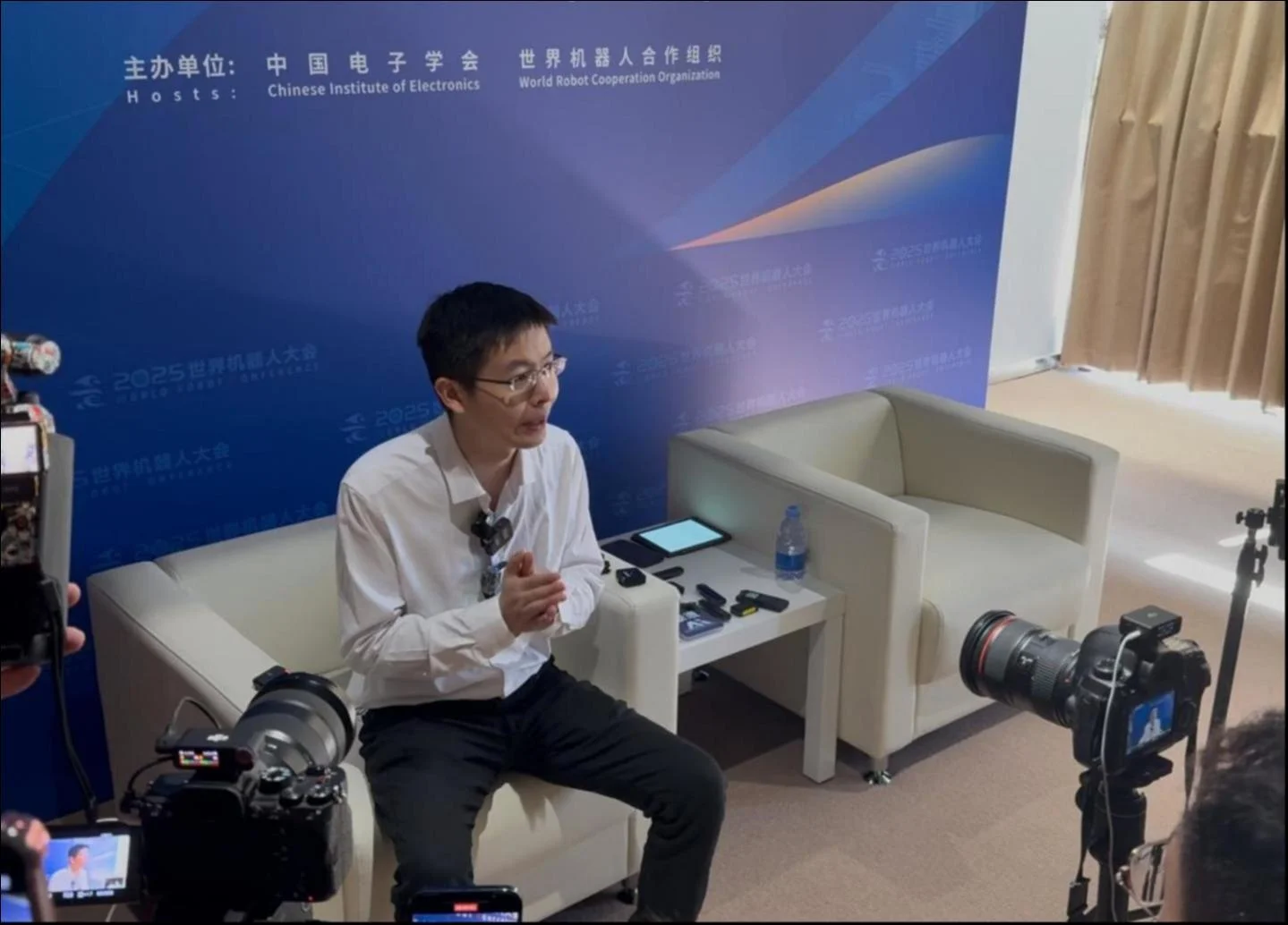 宇树科技IPO受理：营收17亿元、利润6亿元，王兴兴控制近7成表决权