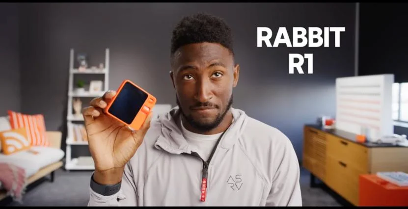 Rabbit又行了？油管大V改口，将发第二款AI硬件