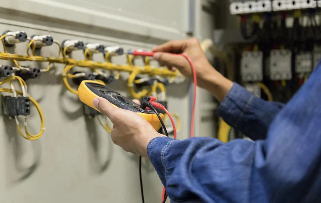 AI热潮带火电工培训：千元学费，一周拿证