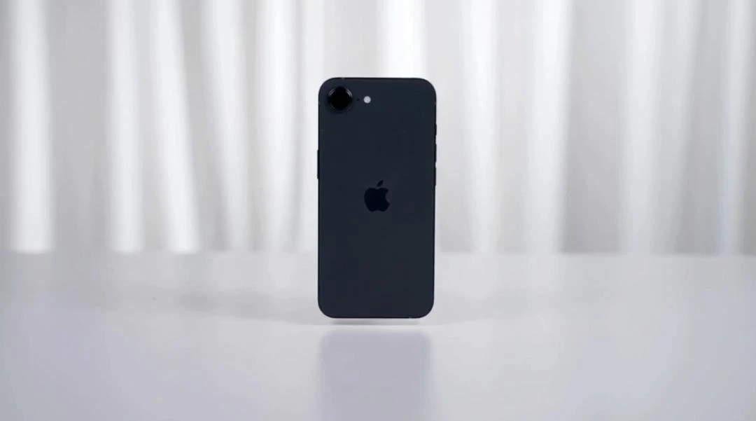 iPhone 17e 深度体验：库克的“阳谋”，4099元的苹果“家常菜”到底香不香？