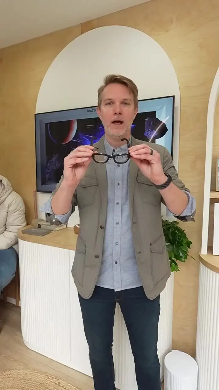 谷歌 Android XR 眼镜原型演示：看一眼海报就能导航