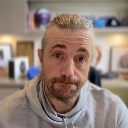 狂裁1600人，换掉CTO、晋升“下一代AI人才”，SaaS巨头的转型焦虑